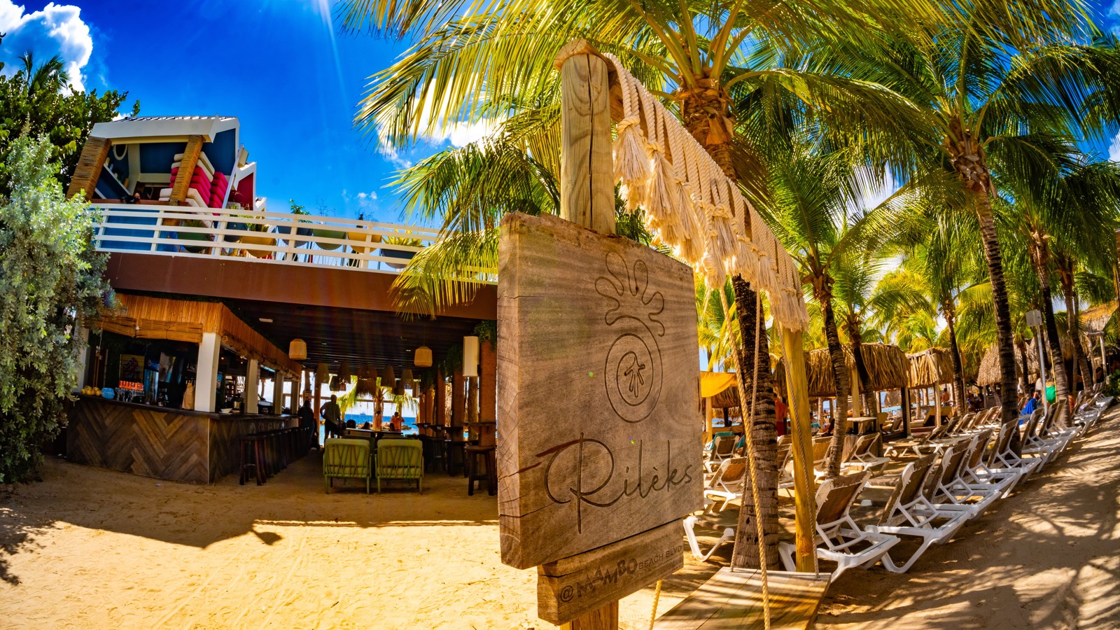 Rileks Beach Bar - Image 1
