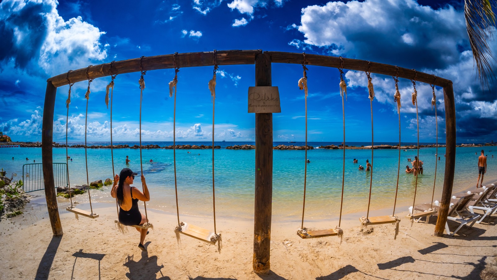 Rileks Beach Bar - Image 1