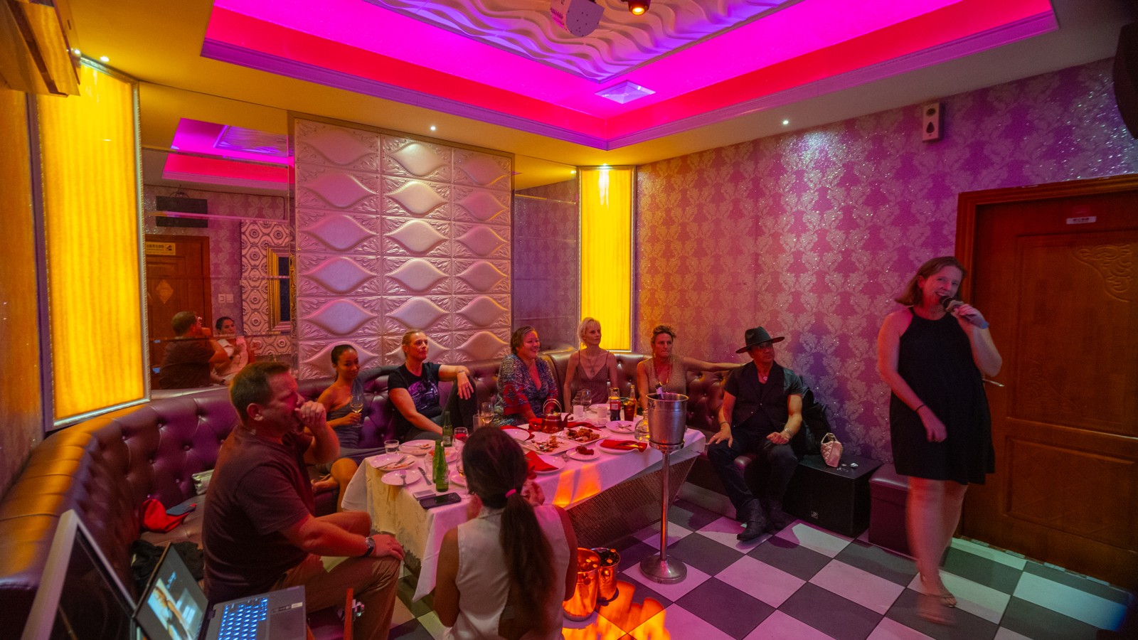 Zeng's Bar & Restaurant - Image 2